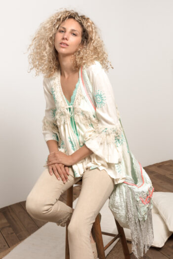 PANTALON_BOHO_PITILLO_CREMA:BLUSA_BOHO_BLANCO_DETALLES_TURQUESA